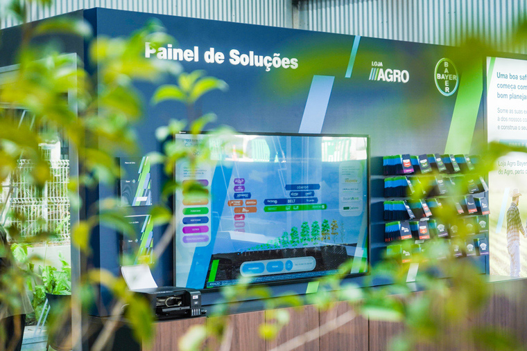 Painel de soluções em loja da Agro Beyer