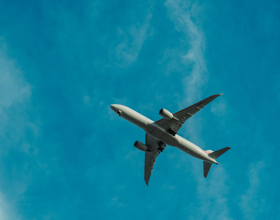Avião voando no céu visto de baixo.