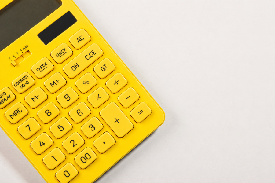 Calculadora amarela.