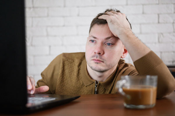 Pessoa frustrada com o desempenho de um site.