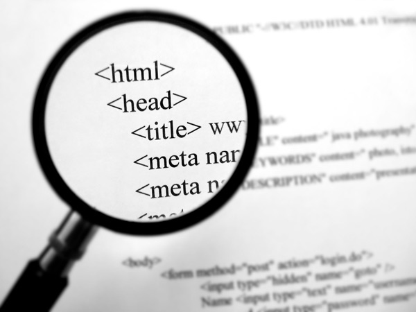 Lupa sobre página com atributos HTML.