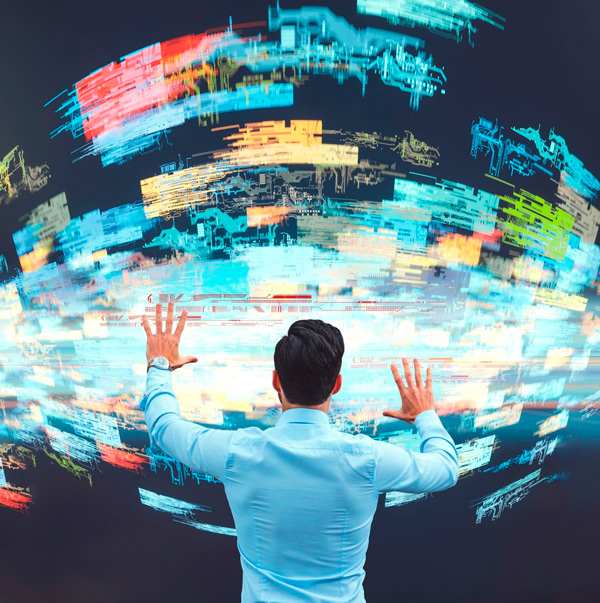 Pessoa de frente para telas em movimento, representando as tendências em programação web.