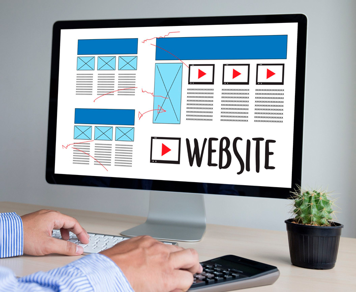 Tela de computador com um website em construção