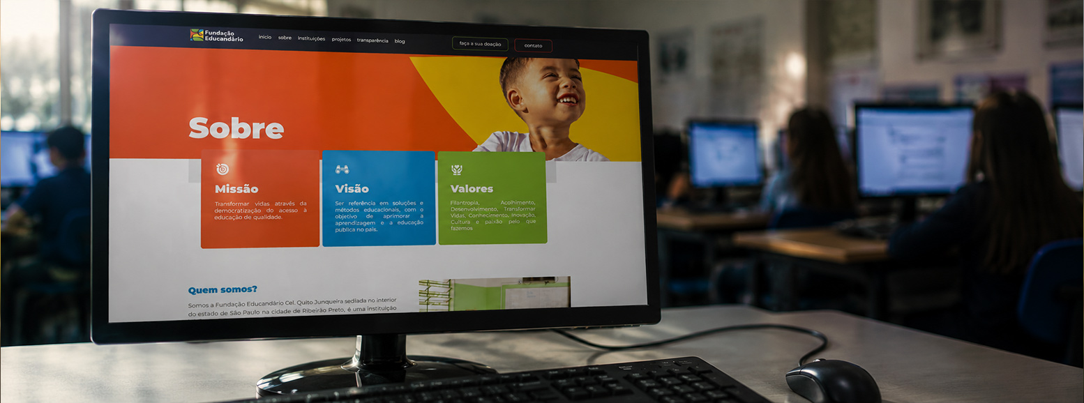 Tela do site Educandário aberta em computador.