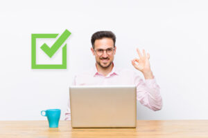Usuário com computador, satisfeito pois o resultado de sua pesquisa atendeu a sua intenção de busca.