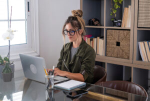 Profissional criando artigo em blog corporativo.