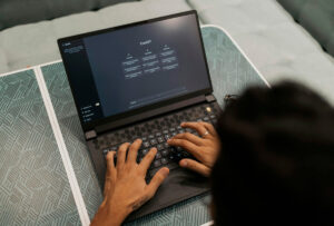 Pessoa utilizando ChatGPT em notebook.