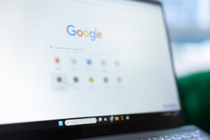 Tela de notebook com página inicial do buscador do Google aberta.