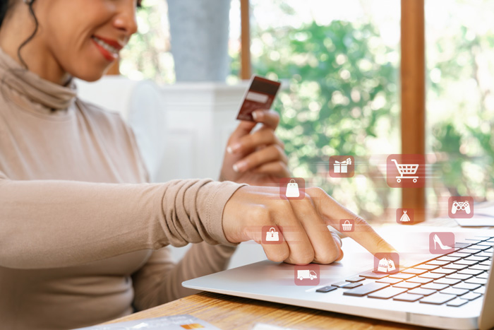 Mulher realizando compra online com cartão de crédito em um ambiente omnichannel, conectando e-commerce, pagamentos digitais e experiência integrada. 
