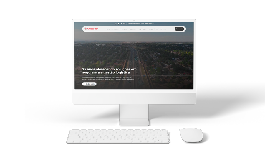 Imagem da npva home do site do Grupo Tracker em mockup de computador desktop.