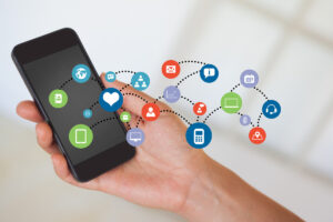 Conceito de omnichannel representado por smartphone com ícones de aplicativos conectados, ilustrando integração de canais digitais e experiência do cliente unificada.
