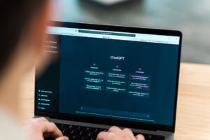 Tela de notebook exibindo a interface do chatgpt em uso, destacando exemplos, capacidades e limitações da ferramenta de inteligência artificial.