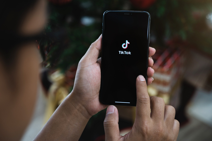 Pessoa navegando no TikTok como parte da estratégia de marketing de conteúdo e planejamento de conteúdos para redes sociais.