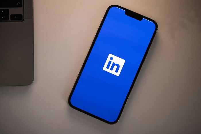 Celular com o aplicativo do LinkedIn aberto, um dos principais aplicativos de produção de conteúdo
