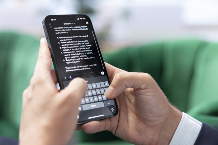 Pessoa utilizando o ChatGPT no celular, representando o avanço do chatgpt com anúncios e o uso da inteligência artificial em plataformas digitais móveis.