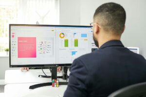 Profissional analisando dados de inside sales e SEO em painéis de lead scoring, funil de marketing e desempenho de conteúdo em tela dupla.