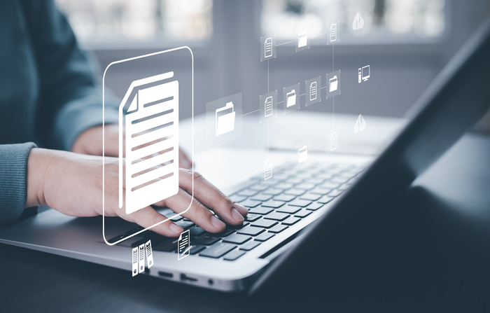 Pessoa digitando em notebook com interface de arquivos digitais, representando estratégias de como ranquear PDF no Google usando organização de arquivos, indexação e boas práticas de SEO técnico para documentos.