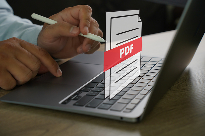 Notebook exibindo arquivo PDF digital, simbolizando como ranquear PDF no Google com estrutura correta, acessibilidade, otimização para busca e distribuição multiplataforma.