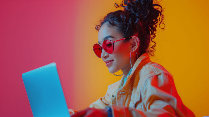 Interface de SEO com indicadores de ranking, dados e busca orgânica sobre notebook, representando Domain Authority, Authority Score, otimização para mecanismos de busca, AEO, GEO e construção de autoridade digital sustentável. 