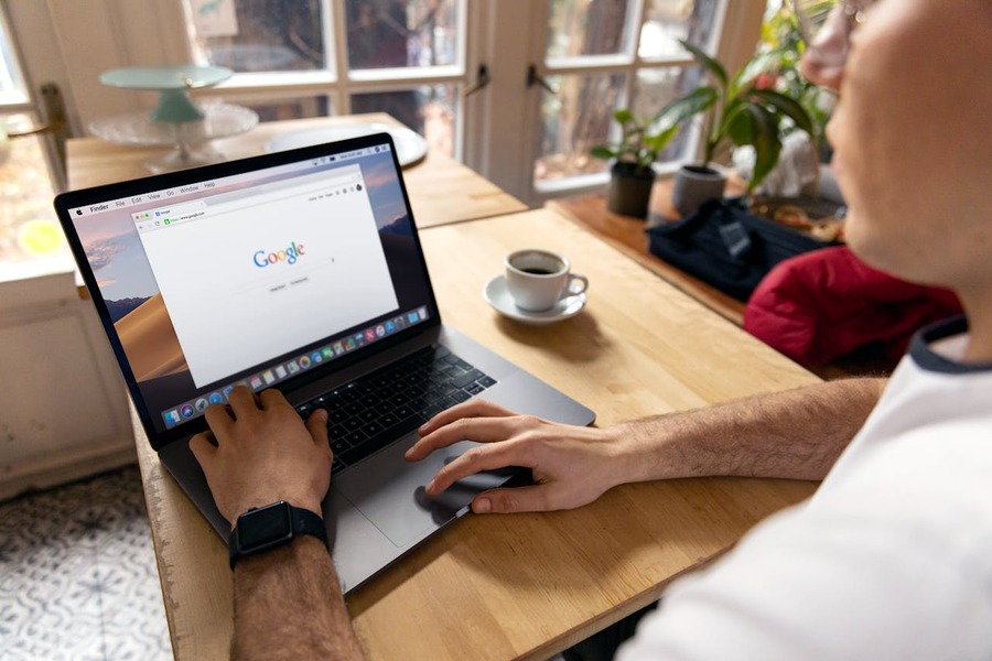 Homem acessando o Google pelo notebook 