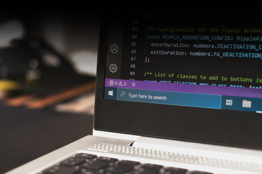 Close em tela de computador com código de programação identificando bugs e erros.