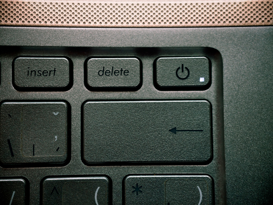 Zoom sobre teclado de notebook, na tecla “delete”.
