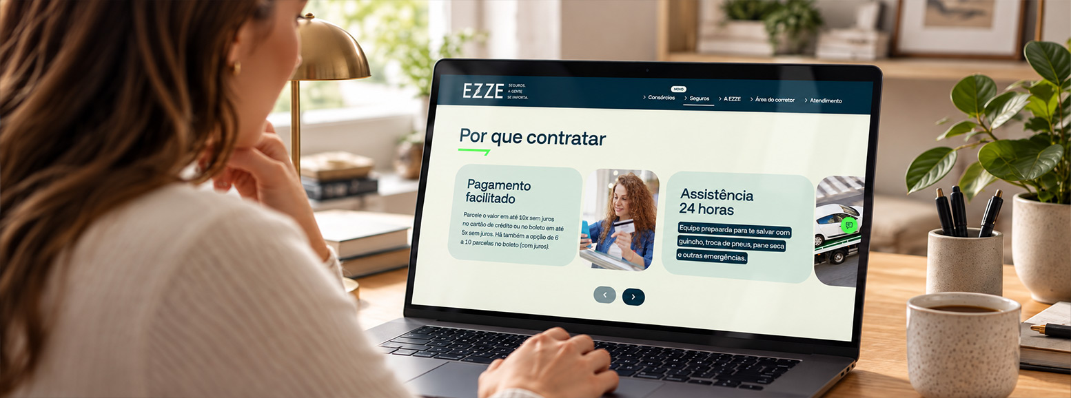 Mulher acessando novo site da EZZE criado pela MO4 agência de SEO.